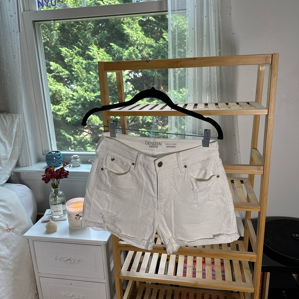 levis white shorts